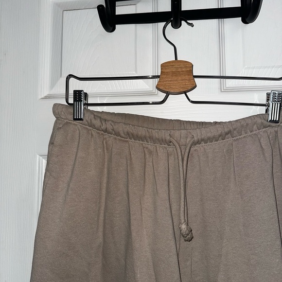 H&M Women’s Beige Wide Leg Sweatpants - Picture 3 of 4